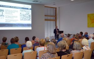 OKM Geschäftsführer Olaf Sporys skizziert die Entwicklung der Orthopädie | Foto: Markgröningen aktiv